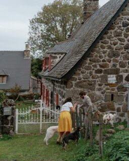 Il y a des histoires d’amour qui ne se dessinent pas dans la facilité, mais dans la résistance. Celle d’Aude et Antoine en fait partie. Deux années intenses, où la vie a parfois bousculé leurs certitudes, mis leur patience à l’épreuve, testé la solidité de leur lien. Deux années qui auraient pu séparer, mais qui ont soudé.  Leur mariage, il y a quelques mois, avait déjà marqué un tournant. Une promesse faite malgré la tempête, comme un phare dans le brouillard. Mais les histoires d’amour ne cessent jamais de s’écrire, et c’est quelques mois plus tard que j’ai retrouvé leur famille. Dans la chaleur de leur maison, une petite chèvre, Sparkle et Setnan, leurs deux chiennes, venaient rappeler ce que signifie l’attachement, la tendresse, le quotidien partagé. Une première parenthèse douce et familière, témoin de leur cocon.  Puis, nous avons quitté les murs pour rejoindre ce qui leur ressemble autant que leur foyer : la montagne. Le Cantal, refuge de leurs âmes. Main dans la main, ils ont pris les sentiers qui mènent vers les sommets, là où la respiration se fait plus lente, là où les pas semblent dialoguer avec la terre.  Le Puy Mary comme témoin, le monde s’est fait silence. Le ciel commençait déjà à basculer vers le crépuscule, étirant des teintes profondes sur les reliefs. Et dans ce décor grandiose, Antoine a sorti de sa poche une surprise. Au creux du cou d’Aude, il a glissé une pierre. Une pierre comme un écho à l’anneau qu’elle porte à l’annulaire. Une pierre de cette terre qui leur est chère, témoin d’un renouvellement de leurs vœux.  La lumière déclinait lentement, peignant la montagne de reflets d’or et d’ombre. La fraîcheur gagnait les hauteurs, enveloppant la scène d’un voile de douceur. Nous avons entamé la descente, avec cette impression rare d’avoir assisté à un instant suspendu, fragile et fort à la fois.  Dans le cœur d’Aude et Antoine, comme dans le nôtre, restait ce sentiment immense : l’amour, même éprouvé, reste une force inépuisable. Il se cabosse parfois, mais il résiste. Il s’invente à nouveau. Et au sommet de ces montagnes, sous la lueur du crépuscule, il s’est écrit une nouvelle page de leur histoire.